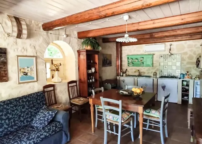 Villa Neli, Palazzolo Acreide, Siracusa, Hot Tub, Wi-Fi & Parking